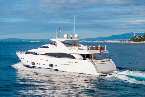 Robusto Yacht Charter, photograph 3