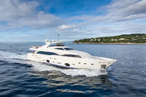 Robusto Yacht Charter, photograph 5