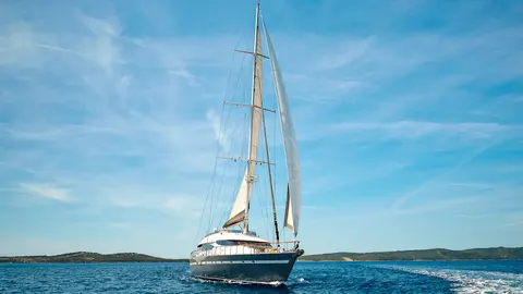 San Limi Yacht Charter, photograph 8