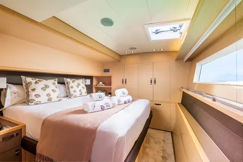 Seek Yacht Charter, photograph 11
