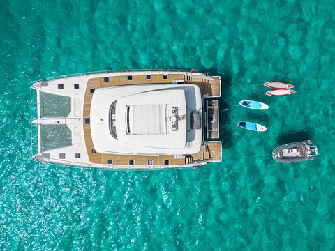 Seek Yacht Charter, photograph 3