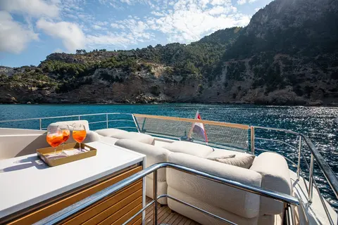 Seven Yacht Charter, photograph 10
