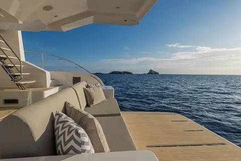 Silent Dream Yacht Charter, photograph 5