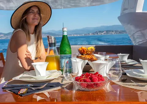 Skyra Yacht Charter, photograph 9