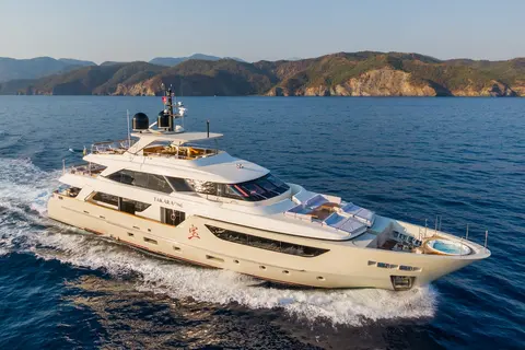 Takara One Yacht Charter, photograph 2