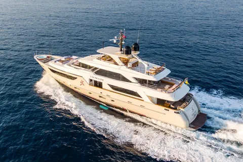 Takara One Yacht Charter, photograph 4