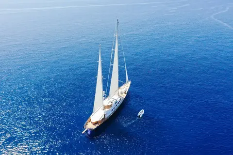 Tamarita Yacht Charter, photograph 3