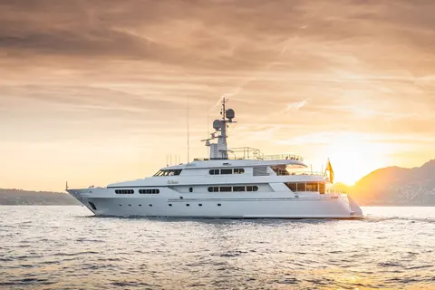 TE Manu Yacht Charter, photograph 12