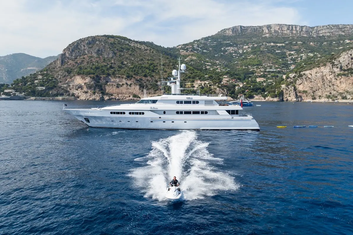 TE Manu Yacht Charter