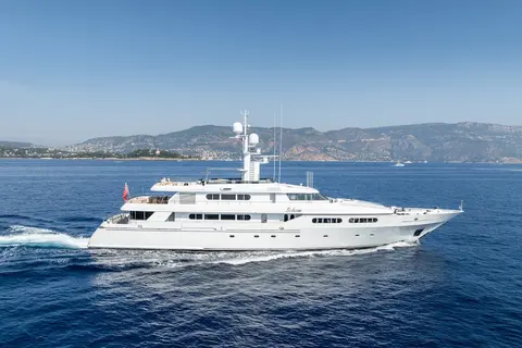 TE Manu Yacht Charter, photograph 3