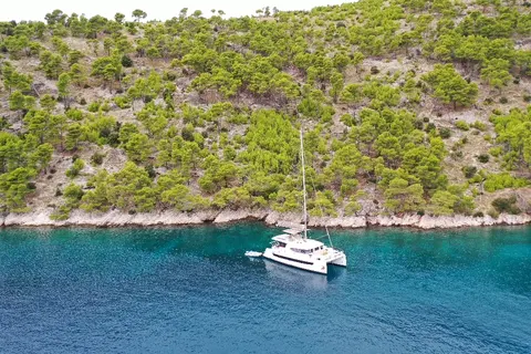 Valinor Yacht Charter, photograph 3