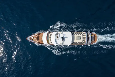Yolo Yacht Charter, photograph 11