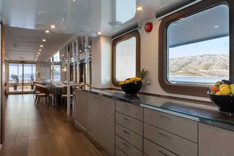 Yolo Yacht Charter, photograph 2