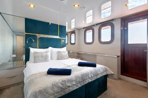Yolo Yacht Charter, photograph 5