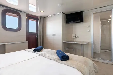 Yolo Yacht Charter, photograph 6