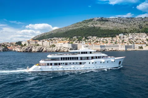 Yolo Yacht Charter, photograph 8