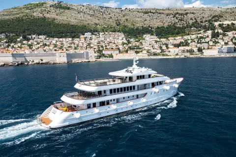 Yolo Yacht Charter, photograph 9