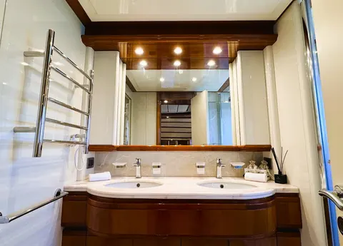 Yolo Too Yacht Charter, photograph 11
