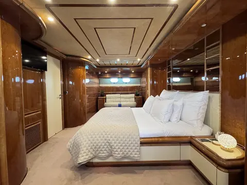 Yolo Too Yacht Charter, photograph 12