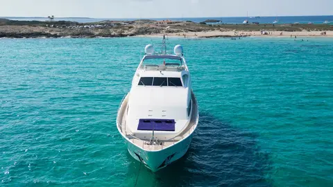 Yolo Too Yacht Charter, photograph 2