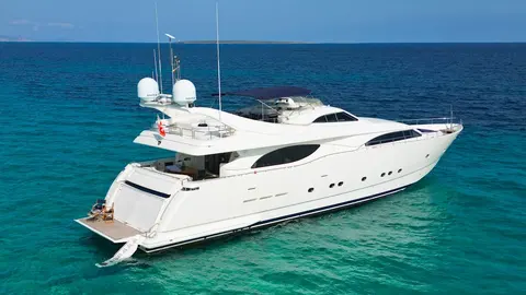Yolo Too Yacht Charter, photograph 3