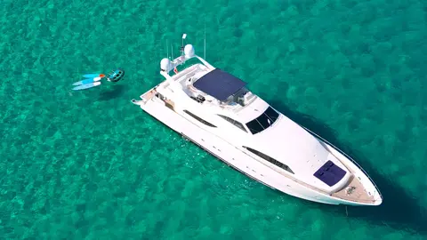 Yolo Too Yacht Charter, photograph 4