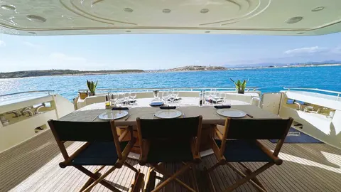 Yolo Too Yacht Charter, photograph 5
