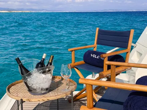 Yolo Too Yacht Charter, photograph 6