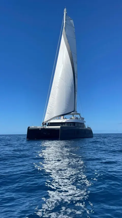 Yolo Yacht Charter, photograph 2
