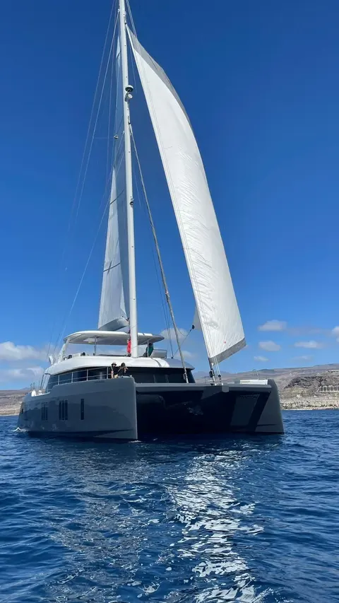 Yolo Yacht Charter, photograph 3