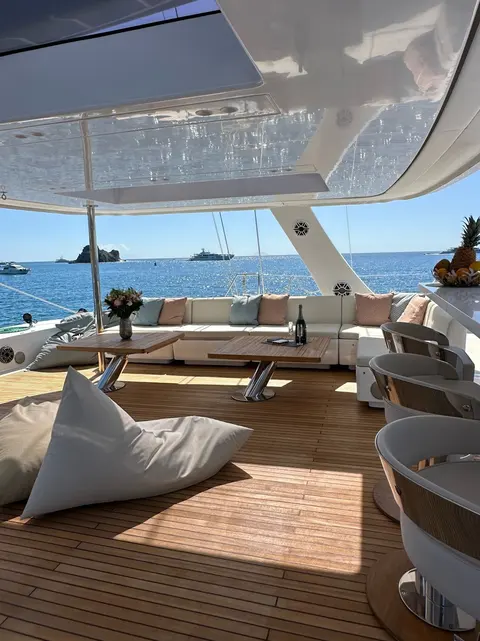 Yolo Yacht Charter, photograph 6