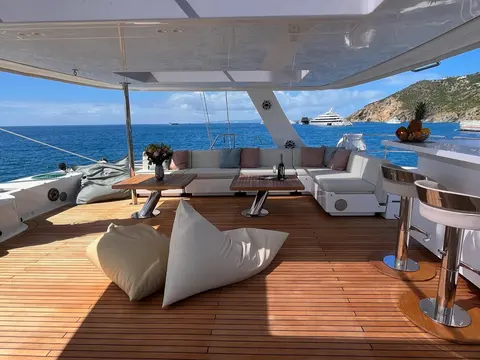 Yolo Yacht Charter, photograph 8