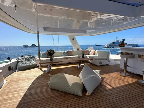 Yolo Yacht Charter, photograph 9
