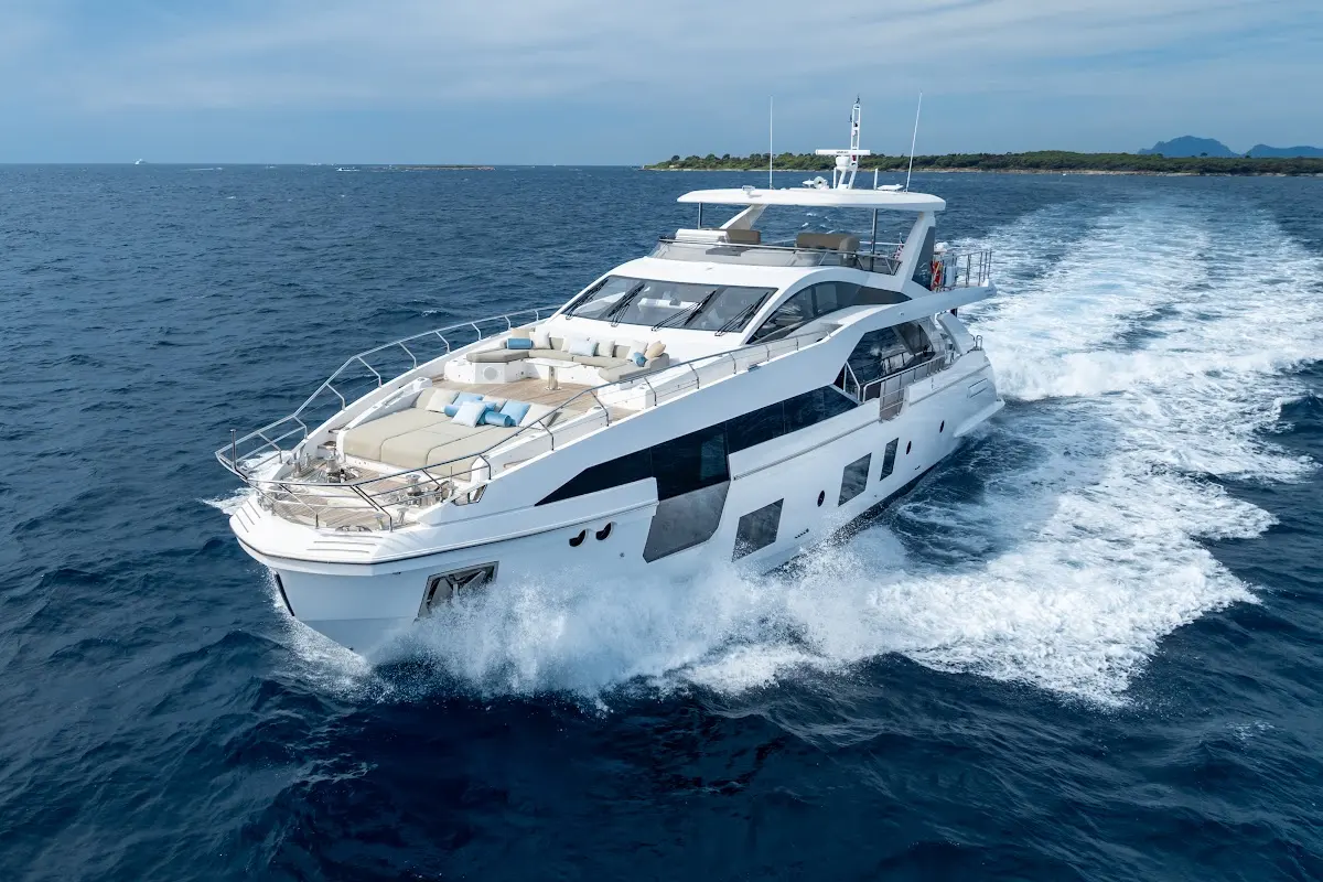 Zozo Yacht Charter